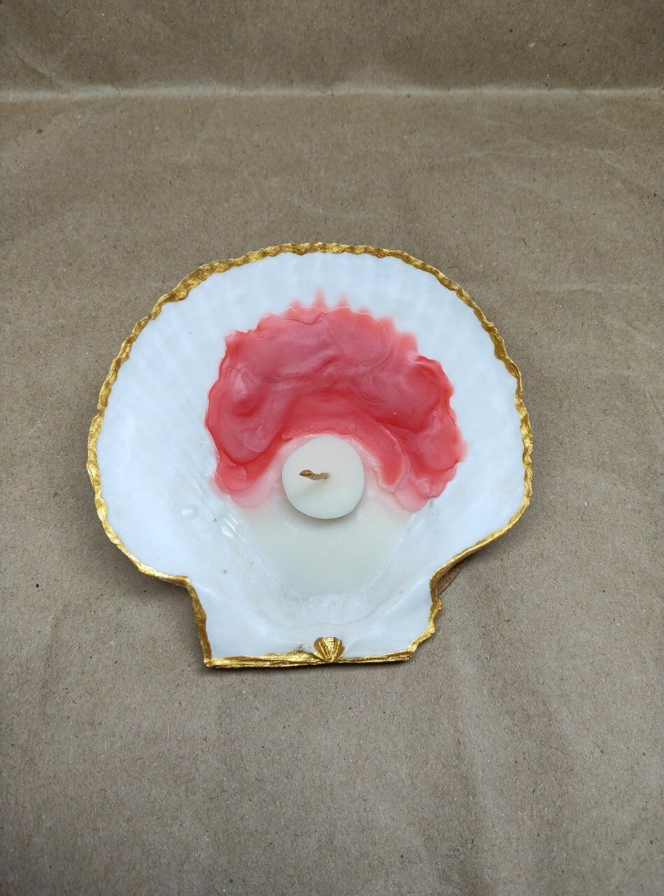 Свеча ручной работы "В сердце моря" гребешок с икрой в морской раковине — фото 1