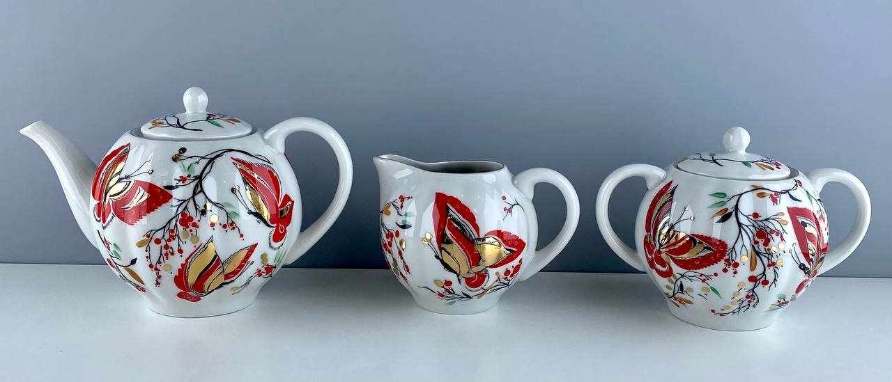 фото Винтажный сервиз (чайник, молочник, сахарница) "Бабочки". Фарфор ЛФЗ. СССР, 1980-е.