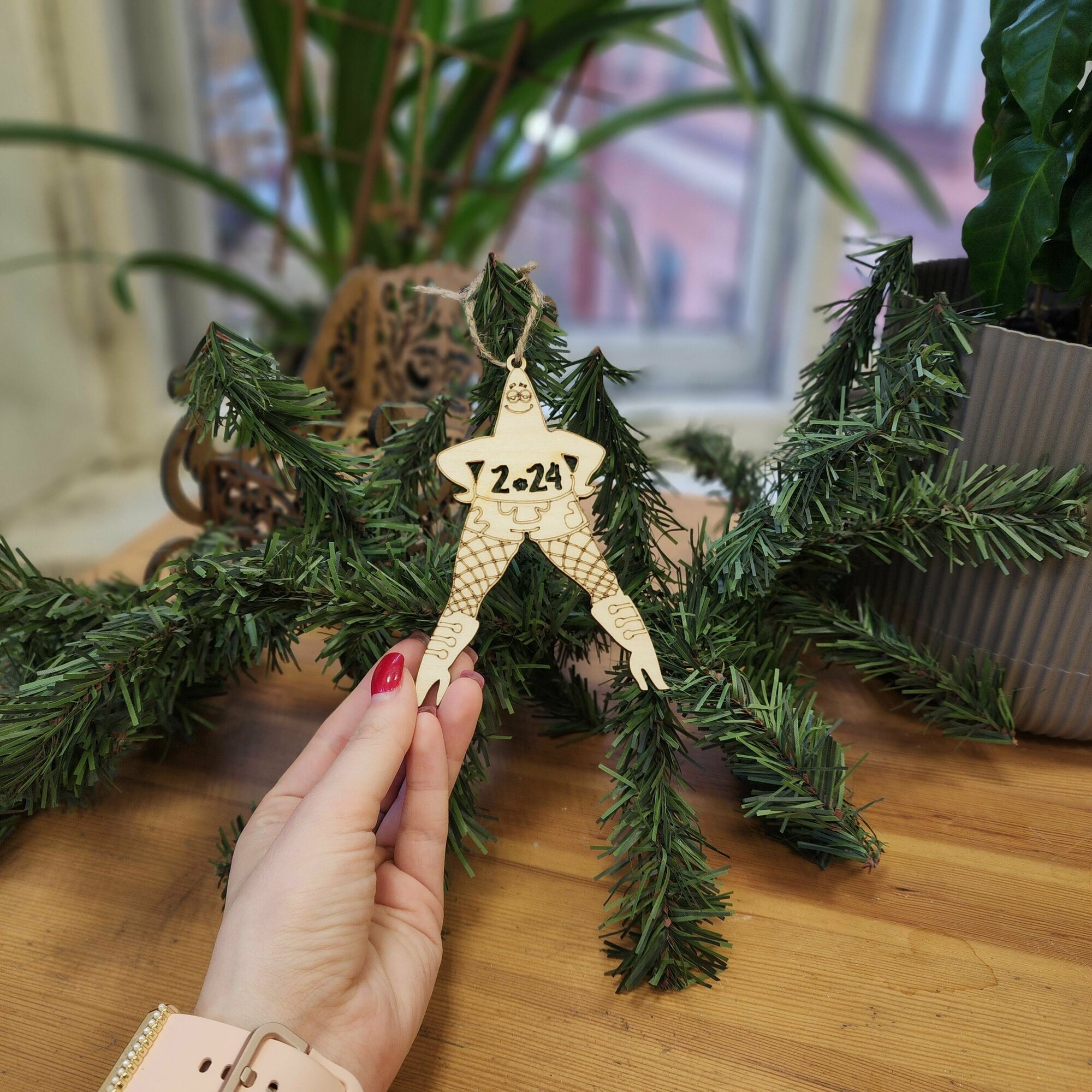 Деревянная ёлочная новогодняя игрушка прикол 2024 год, Мем Патрик в колготках