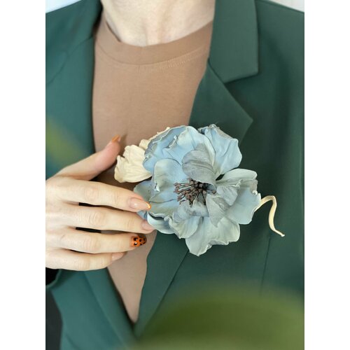 Брошь, голубой брошь цветок ручной работы из натуральной кожи с янтарем