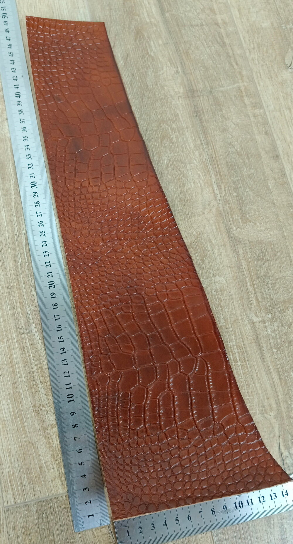 Отрез натуральной премиальной кожи с объемным тиснением "Крокодил" формат 47х10-14 см, 1,4-1,6 мм