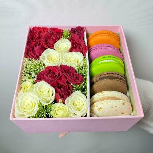 Мини коробка с цветами и пирожными