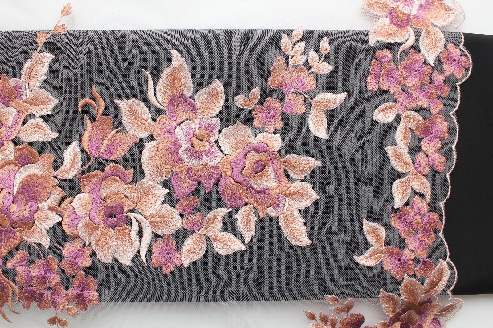 Ткань Вышивка лиловые цветы на сетке с фестонами, ш134см, 0,5 м
