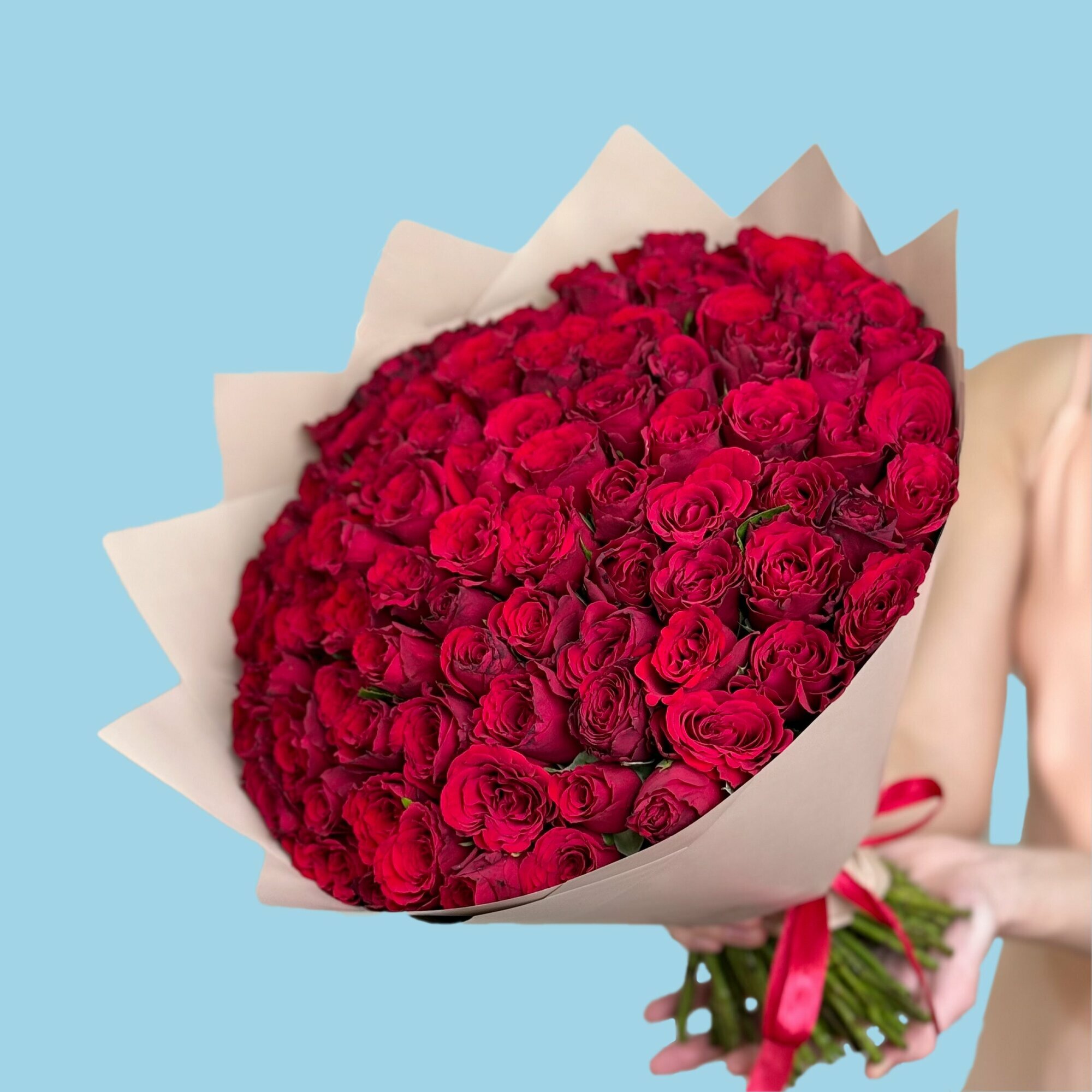 Букет живых цветов из 101 красной розы 40 см в пленке с доставкой