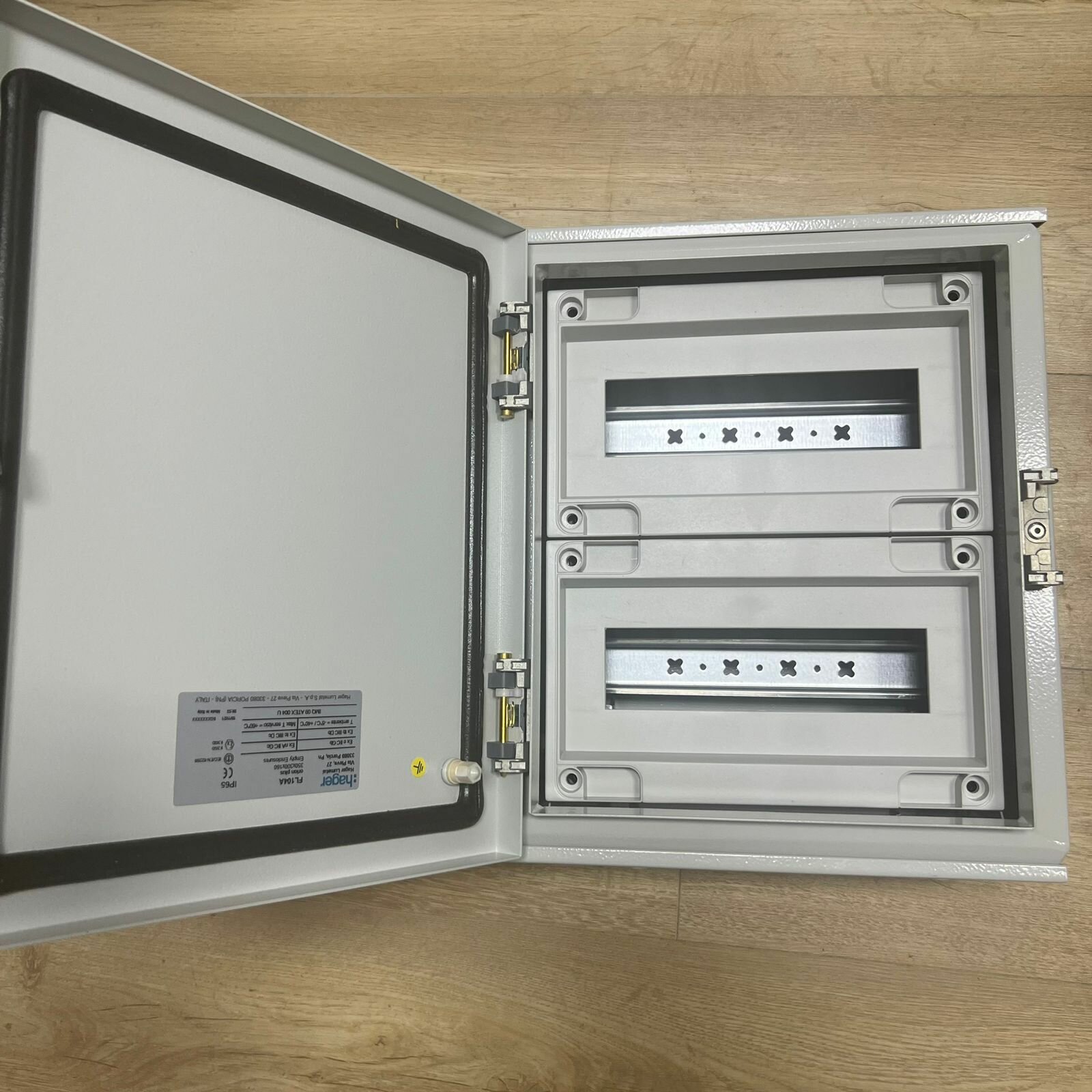 фото Щиток электрический распределительный FL104A+Функциональная рама FL979A HAGER Орион плюс с глухой дверью 350X300X160мм