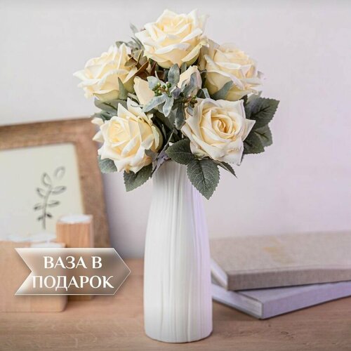 Розы в белой вазе