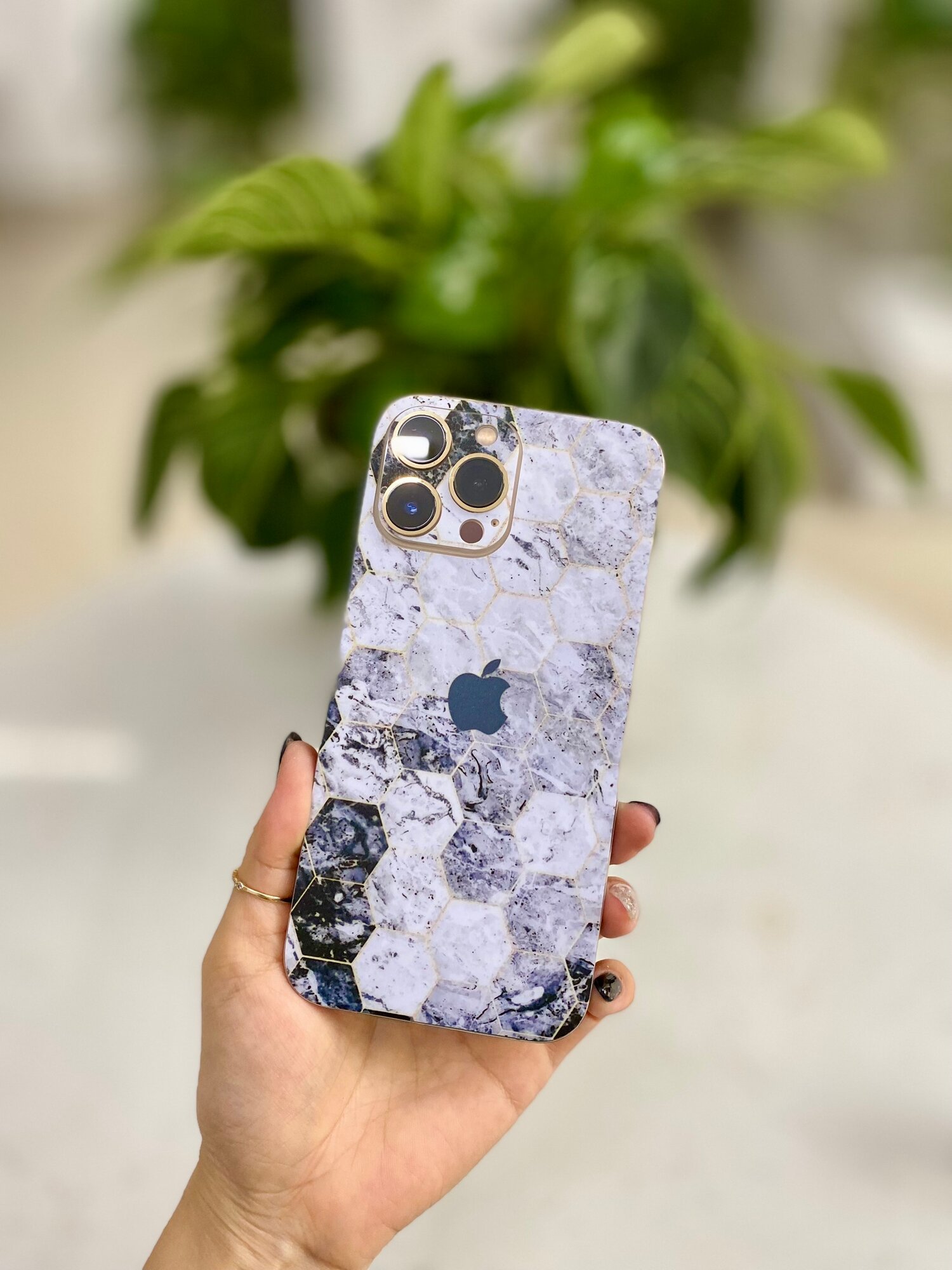 Чехол наклейка с защитой на камеру для iPhone 15 Pro — фото 1