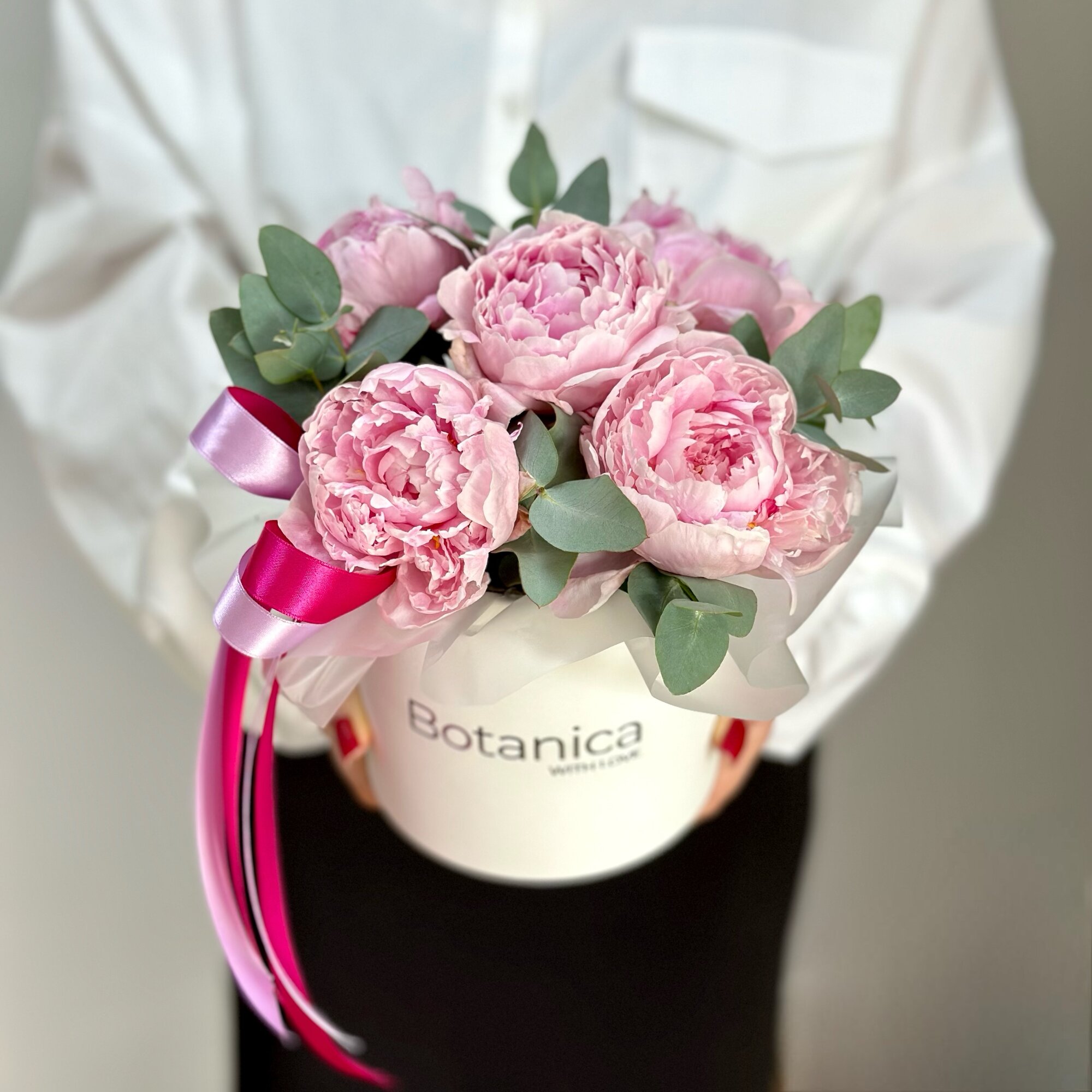 5 ароматных пионов с эвкалиптом в коробке. Букет 1158