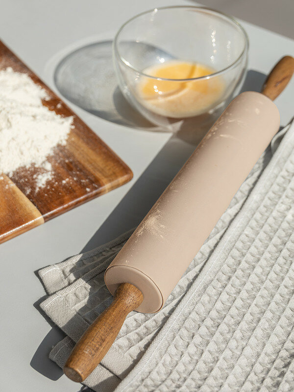 Скалка DeNASTIA с деревянной ручкой 42,5x24,5x5см, силикон + акация, цвет бежевый