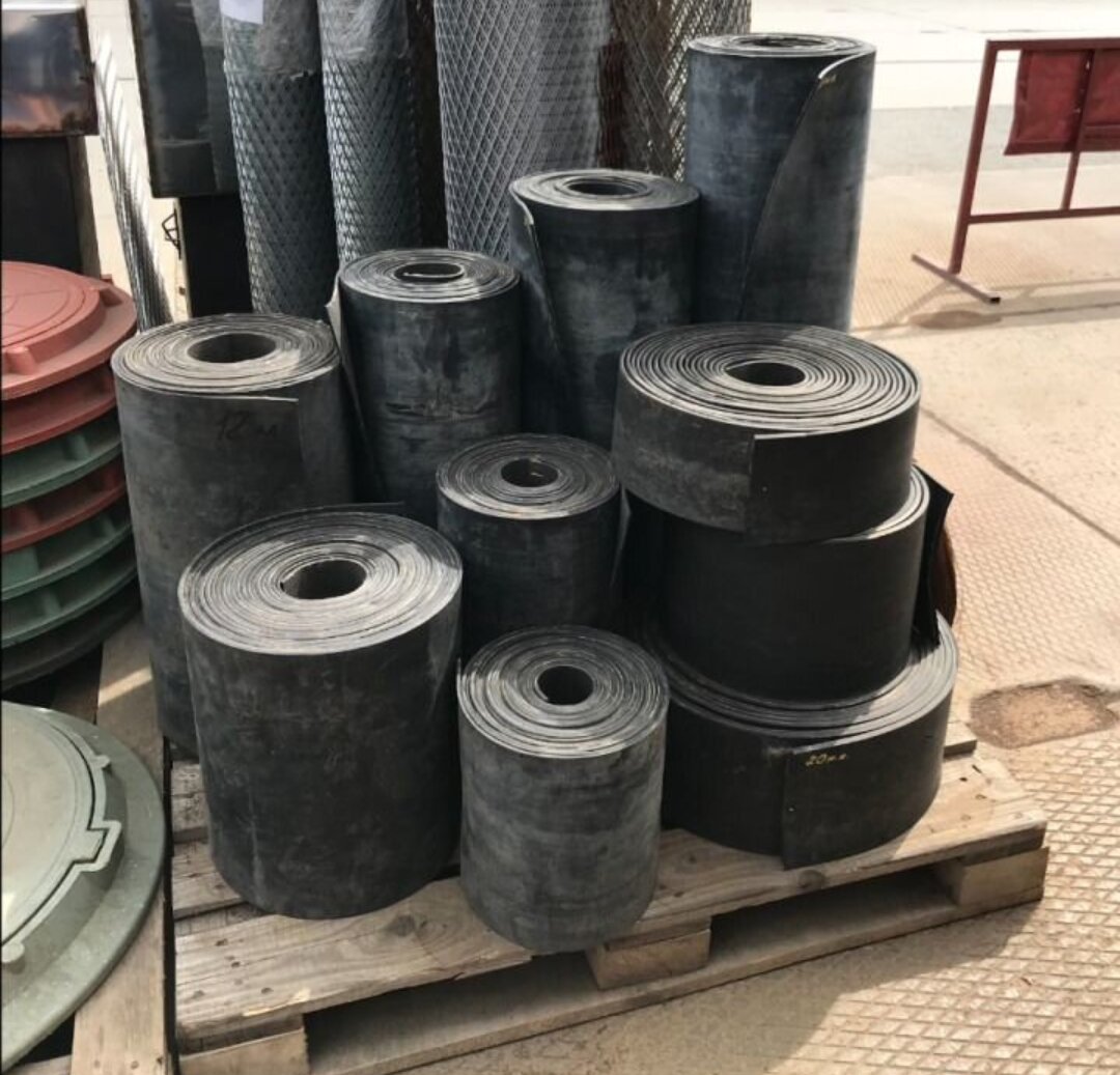 фото Транспортëрная, конвеерная, резиновая лента б/у , толщиной 4-6мм, шириной 200мм(20см) , длина 3000мм(3м/п) , под ворота (нащельник) и других целей.