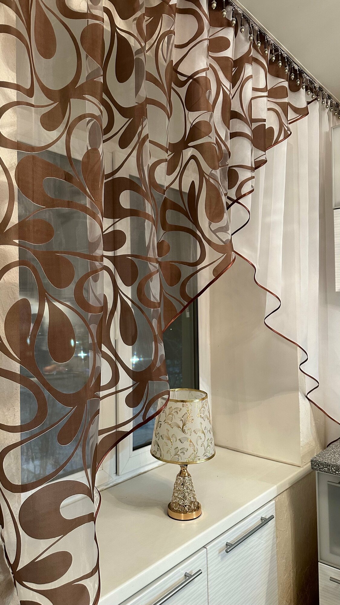 Кухонная шторка коричневые вензеля, высота 1,7м, ширина 2,8м