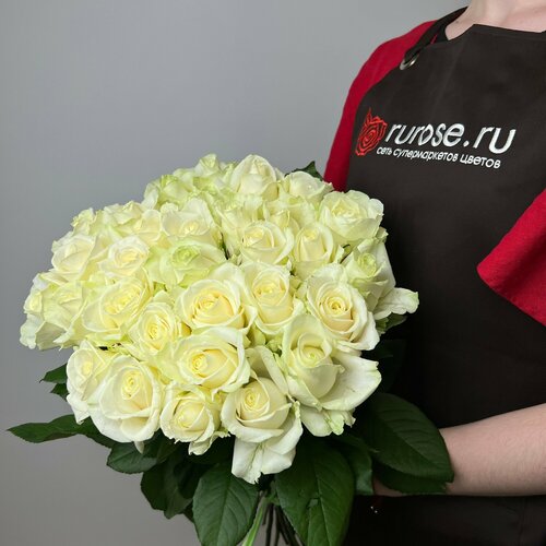 фото Живые цветы букет роз 31 шт. 60 см. белый, сорт "аваланж", rurose