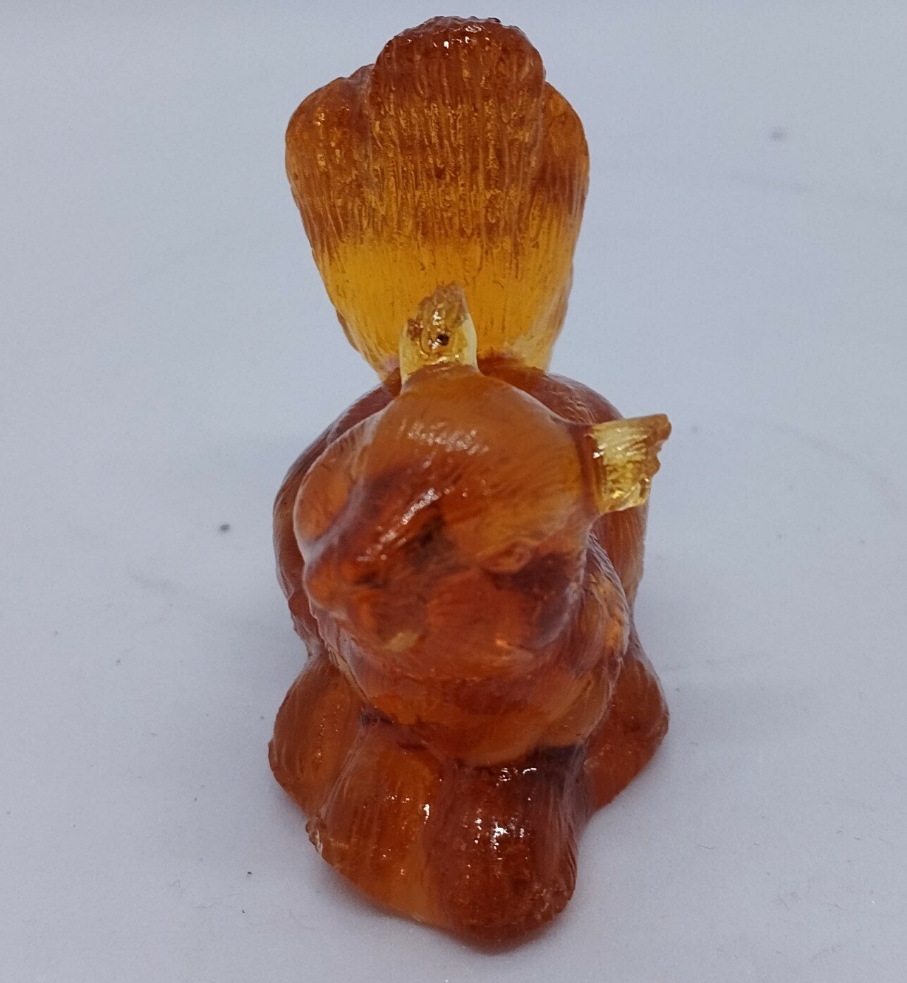 Янтарная фигурка Белочка с орешком, 20 грамм — фото 1