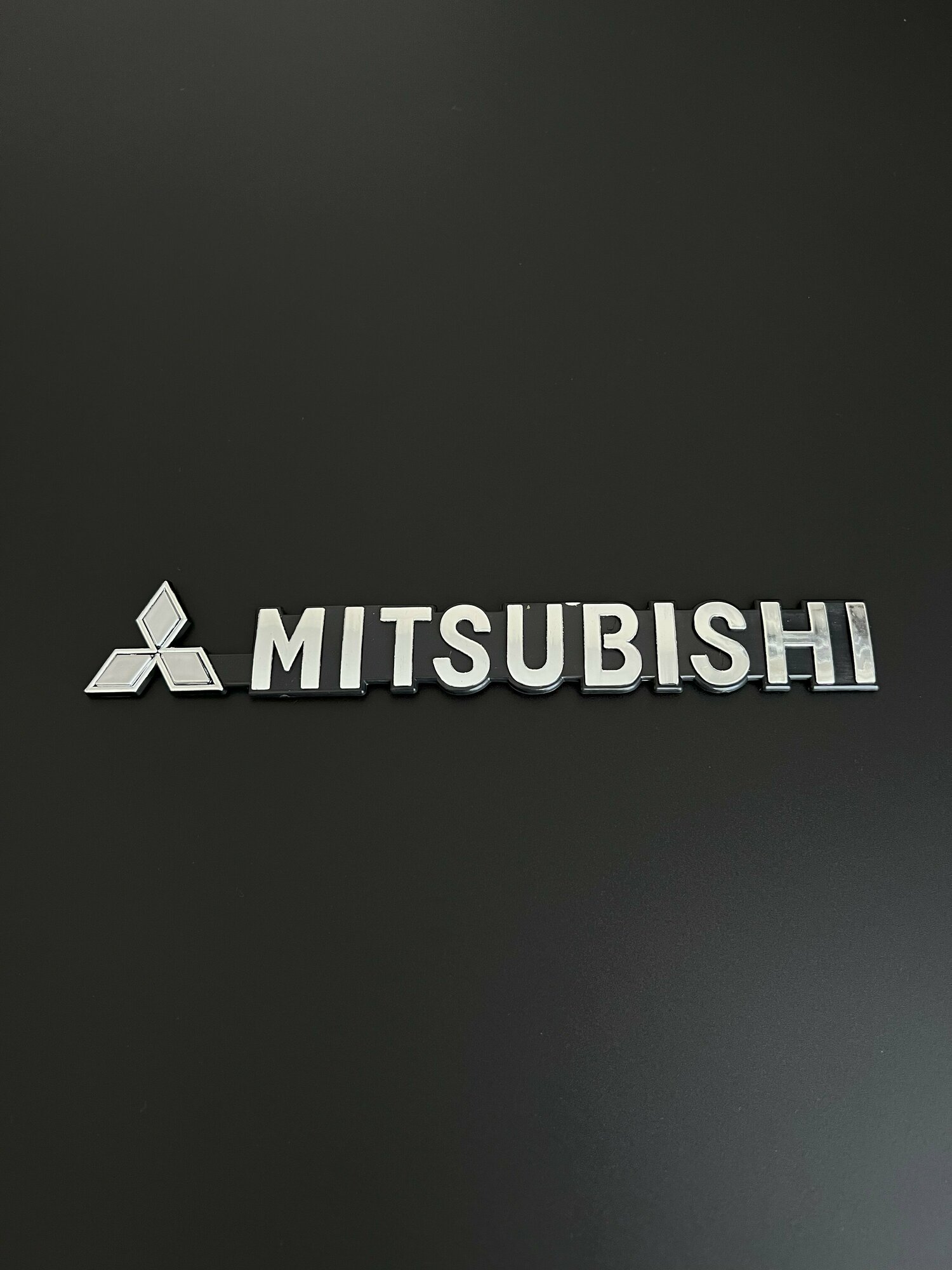 Шильдик Mitsubishi на багажник автомобиля