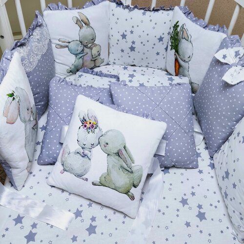 Изображение товара Комплект в кроватку с бортиками серый зайка