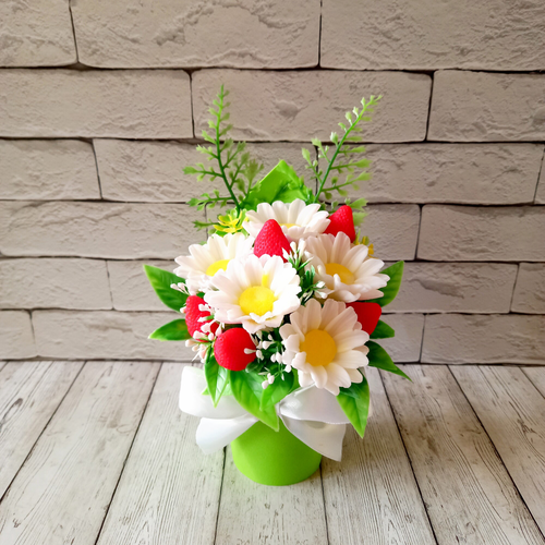 Летний Аромат: Мыльный букет с ромашками и клубникой