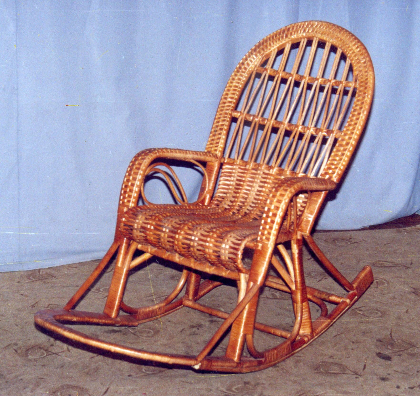 Кресло-качалка плетеное