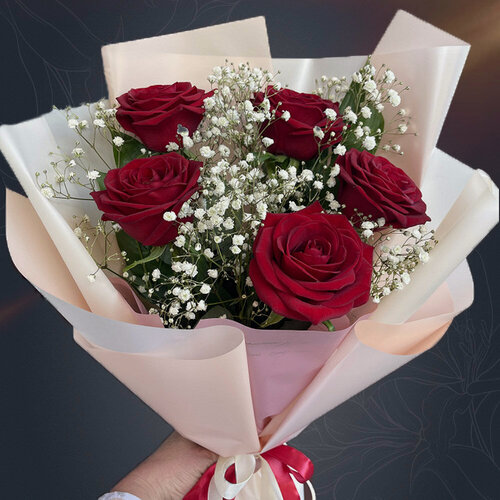 Изображение товара Герда-сборный букет из 5 красных роз и белой гипсофилы в матовой пленке с атласной лентой от 2name Flowers