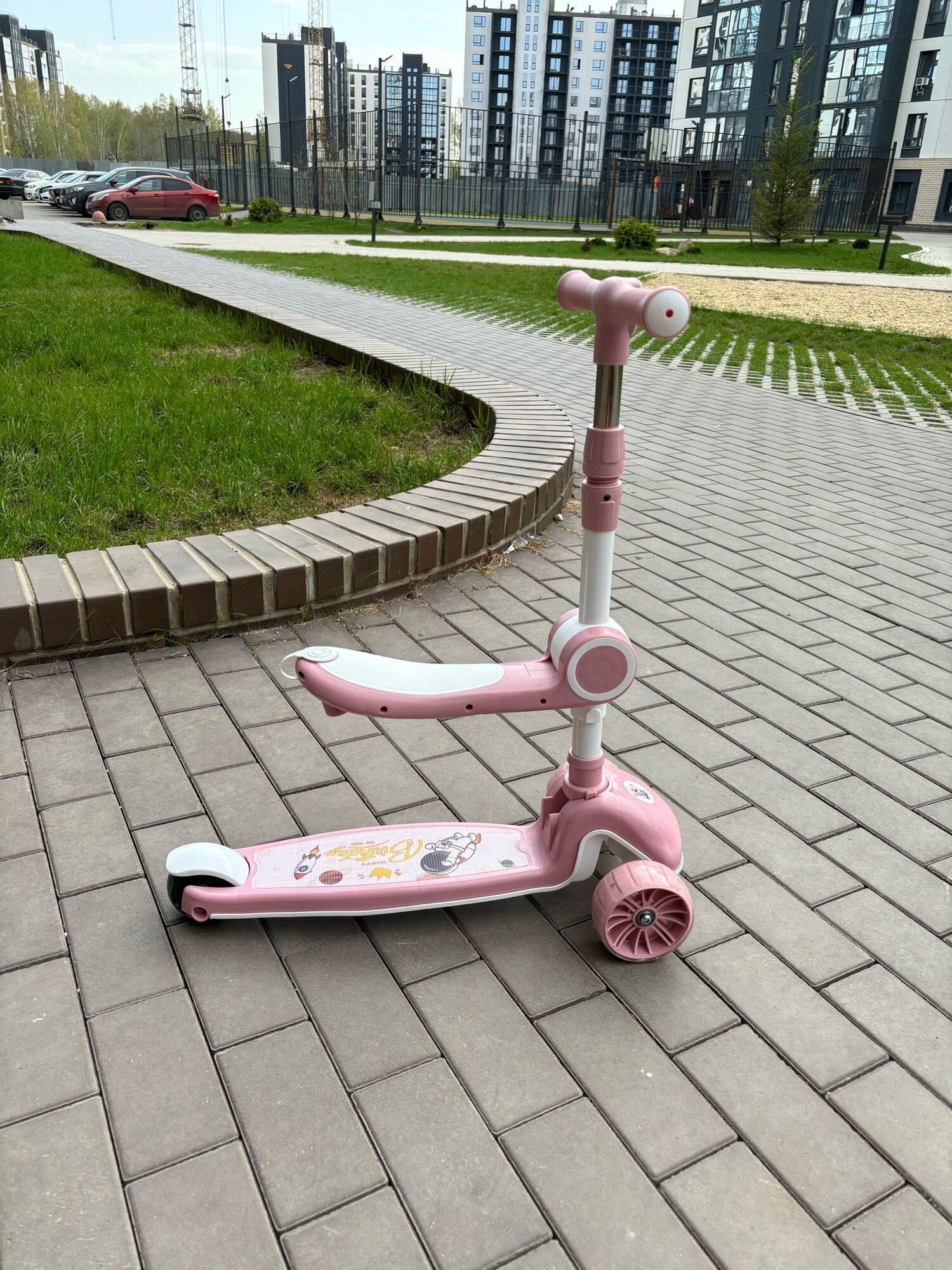 Самокат детский трехколесный со светящимися колесами и музыкой, розовый