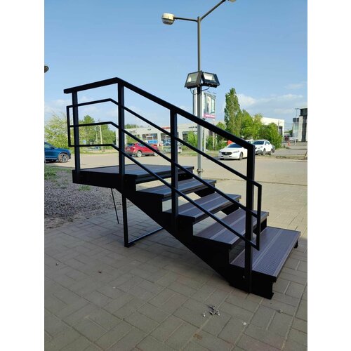 Лестница-крыльцо с площадкой 6 ступеней, с ДПК, ограждения слева .