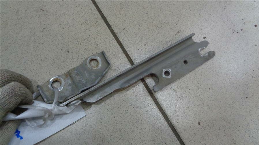 Петля капота правая от Ford Laser 1998-2003
