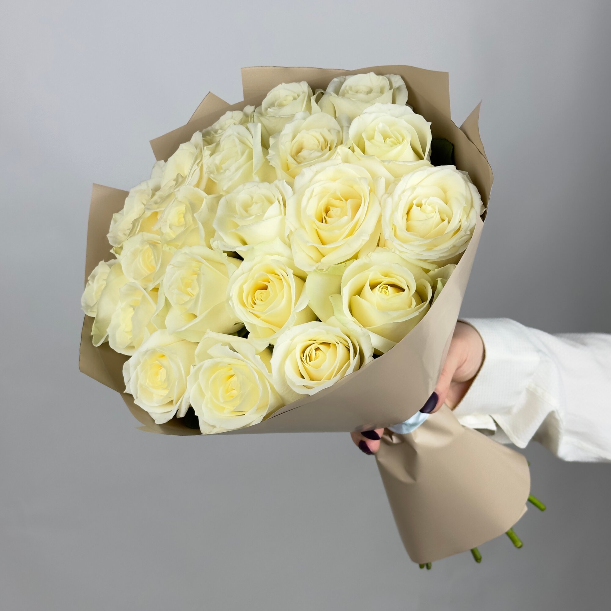 Букет цветов из 21 белой розы Россия 40 см