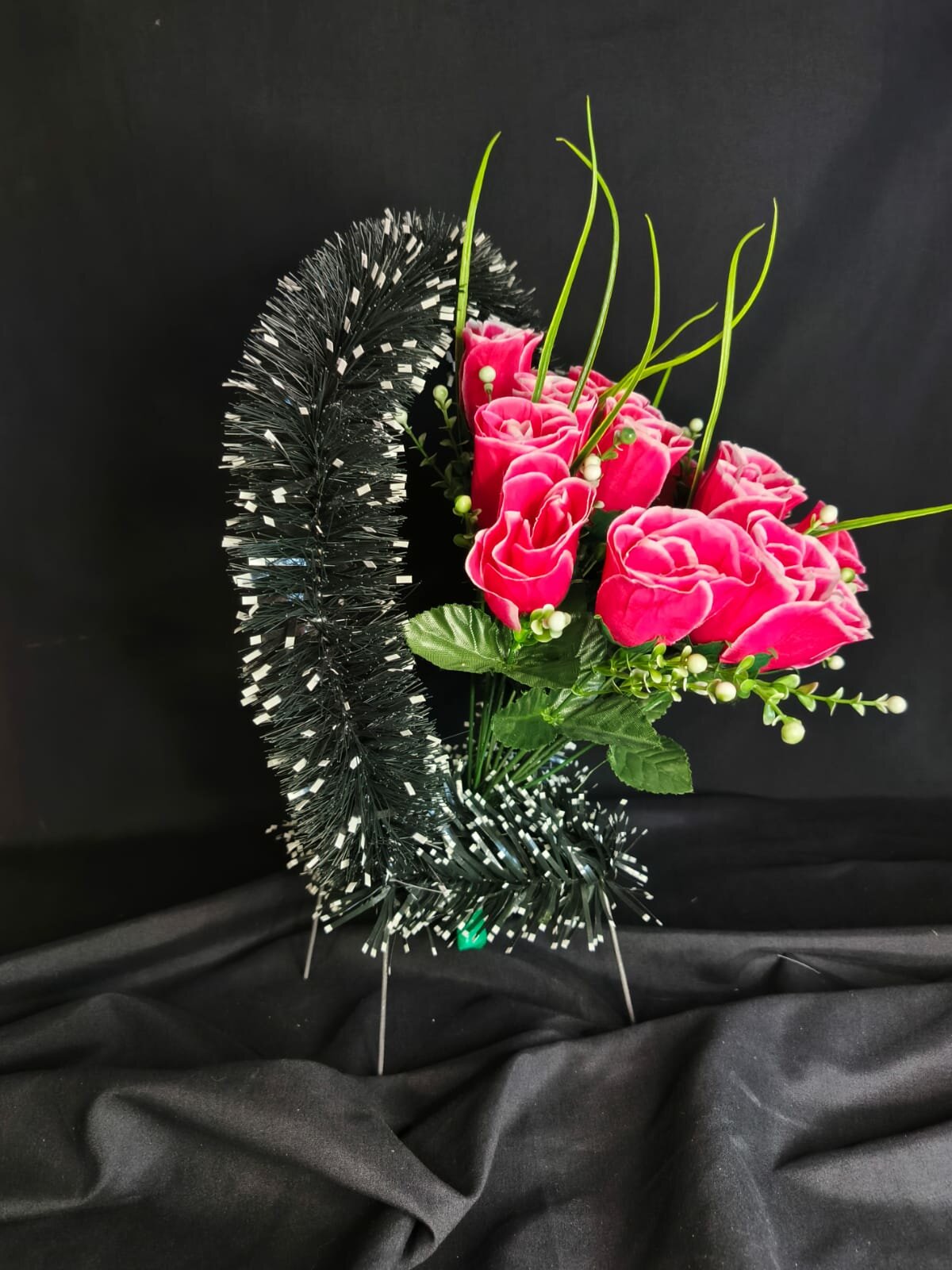 Корзина для кладбища "Искусственные розы" с имитацией роз высота 40см