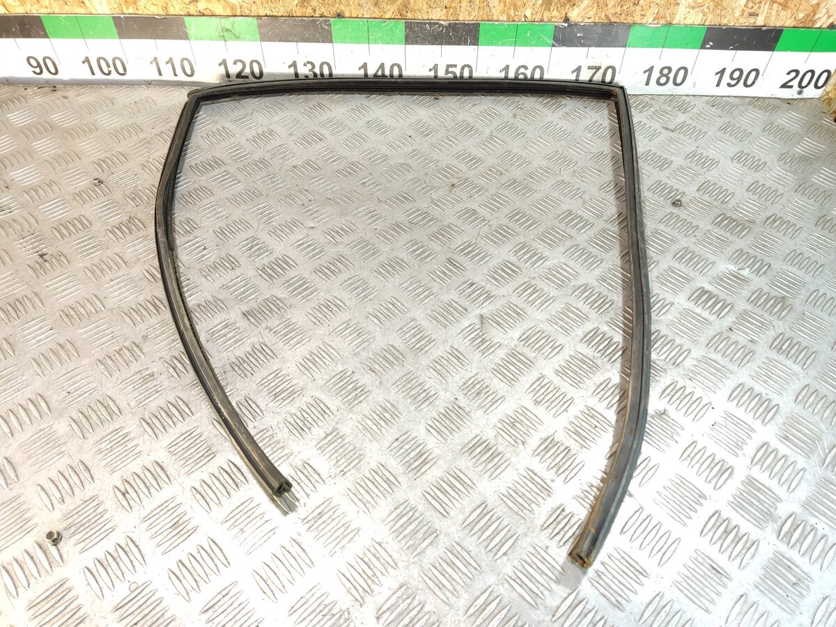 Уплотнитель стекла двери зад. левый MITSUBISHI Carisma 2000 2003 MR100743
