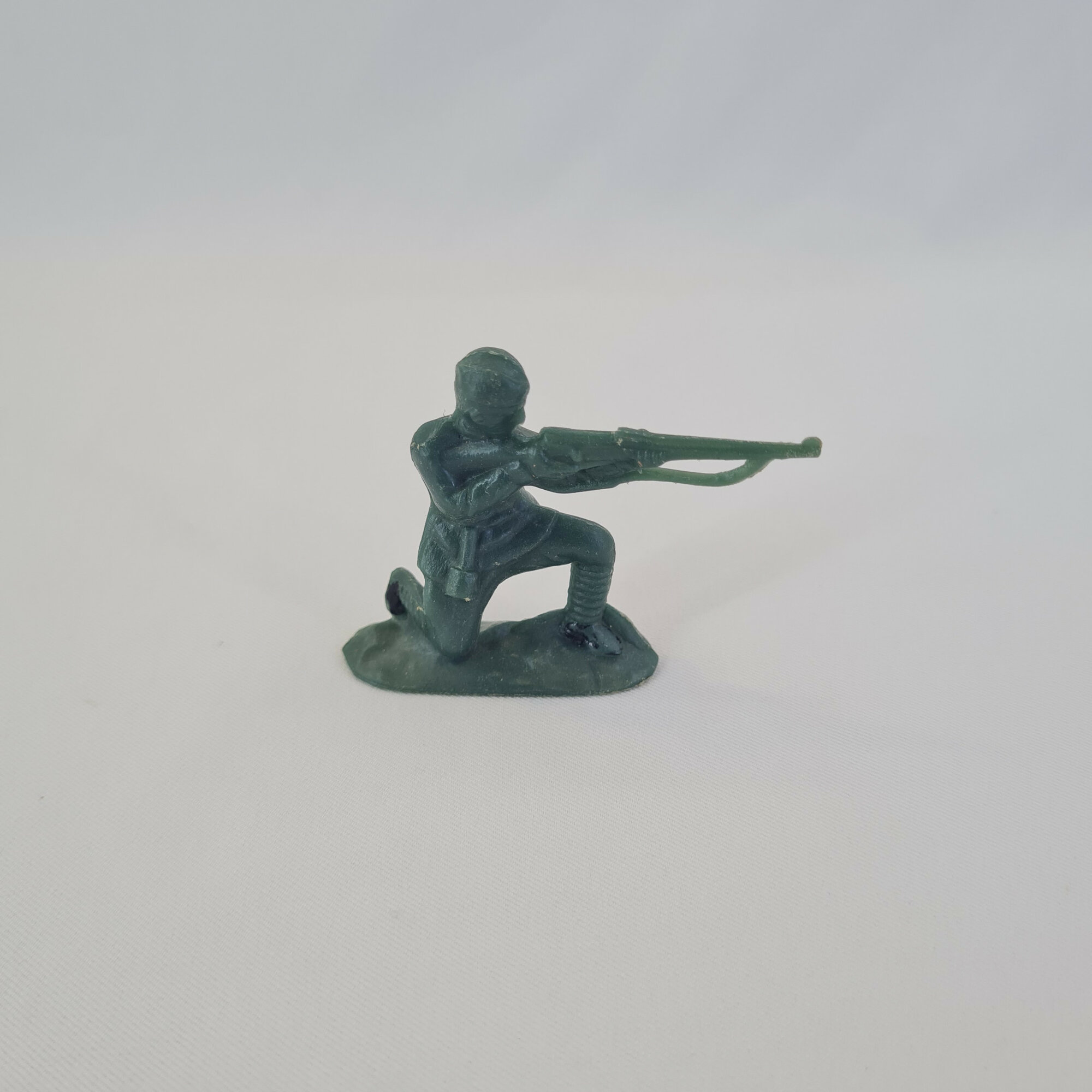 Солдатик винтажный, СССР. Игрушечная фигурка стрелка на колене с длинным ружьем