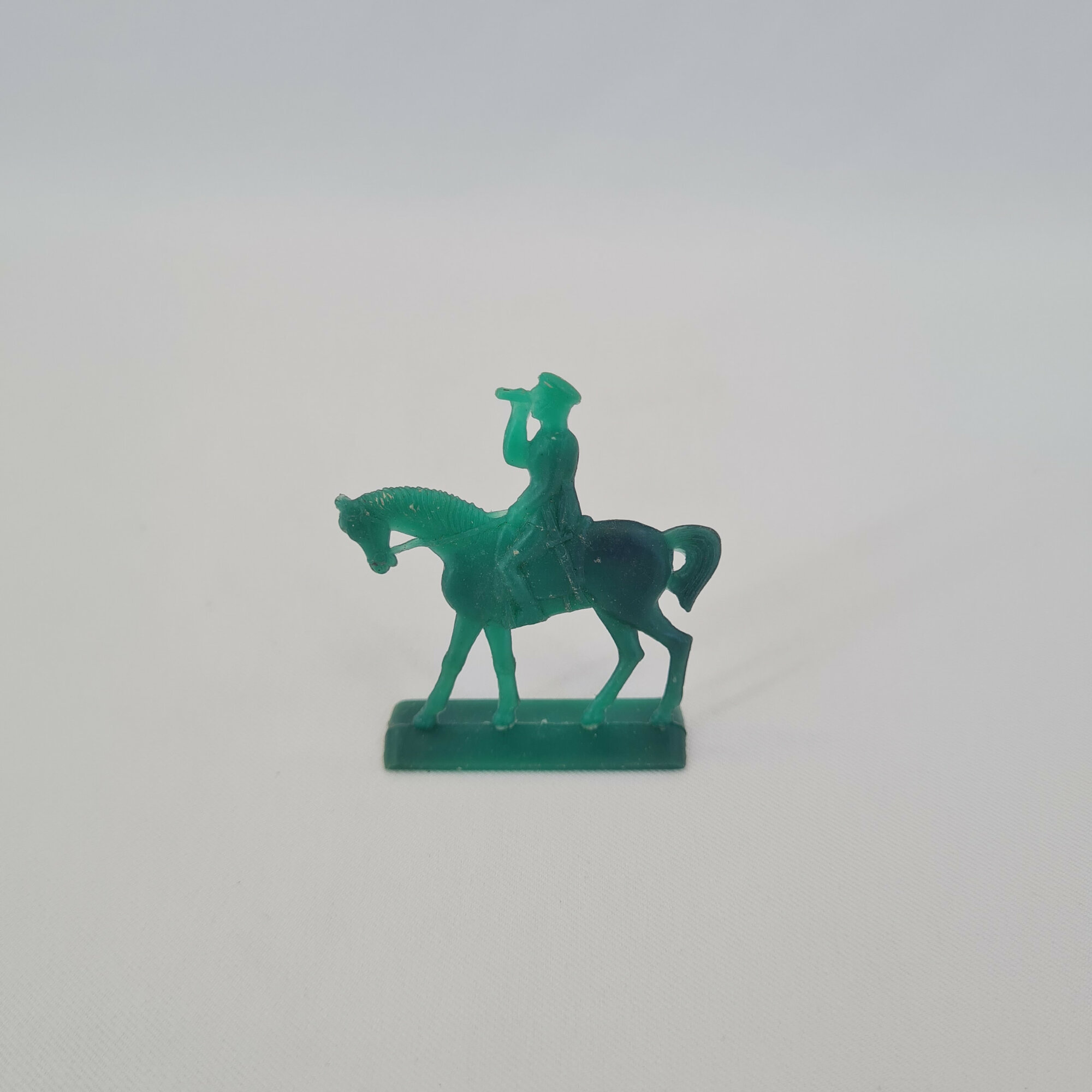 Фигурка всадника, винтаж СССР. Игрушечный воин на лошади с саблей на подставке