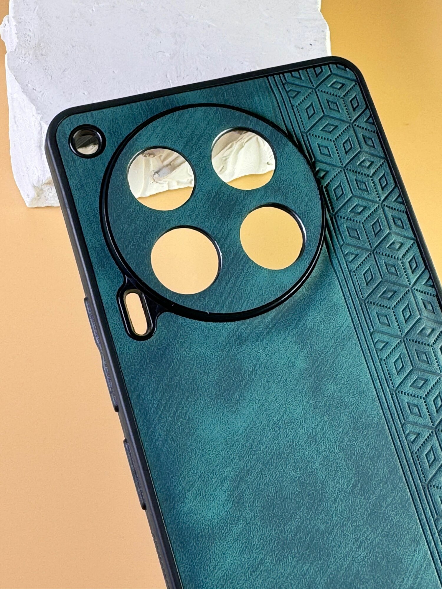 Чехол кожаный на Tecno Camon 30 / Чехол на Техно Камон 30 с защитой камеры, геометрия, зеленый — фото 1