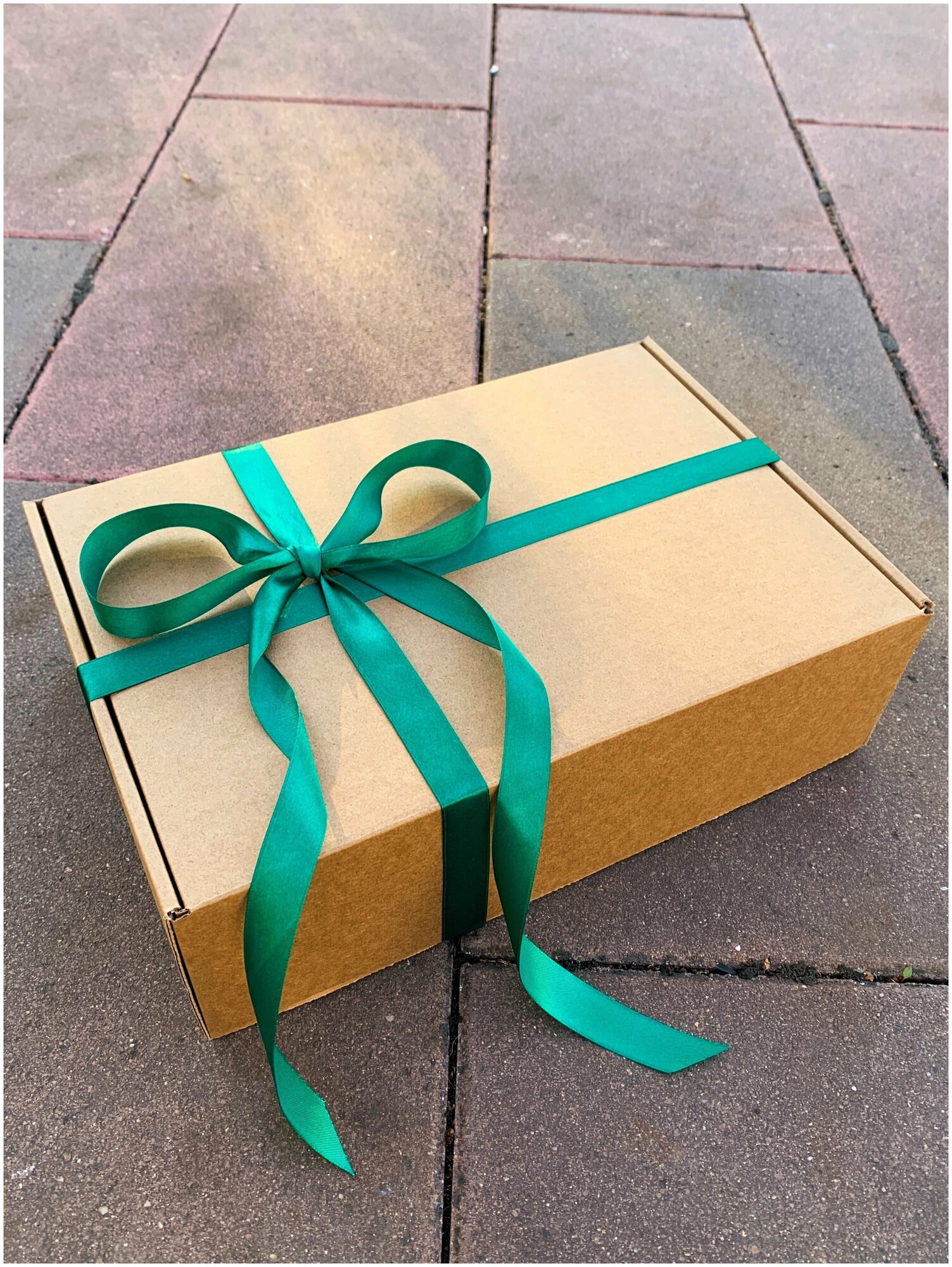 Комплект 2 штуки - Подарочная коробка с наполнителем крафт и зеленой лентой (32x22x10 см)