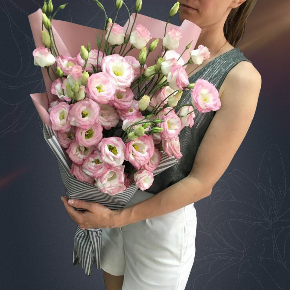 Классический букет из 11 розовых лизиантусов в матовой пленке от 2name Flowers