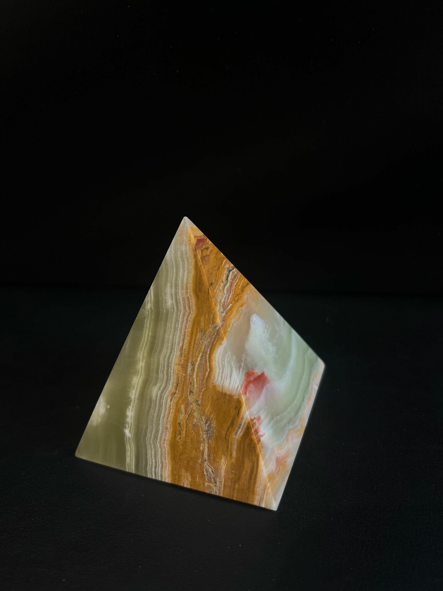 Фигура "Пирамида" из натурального оникса от производителя Present61 — фото 1