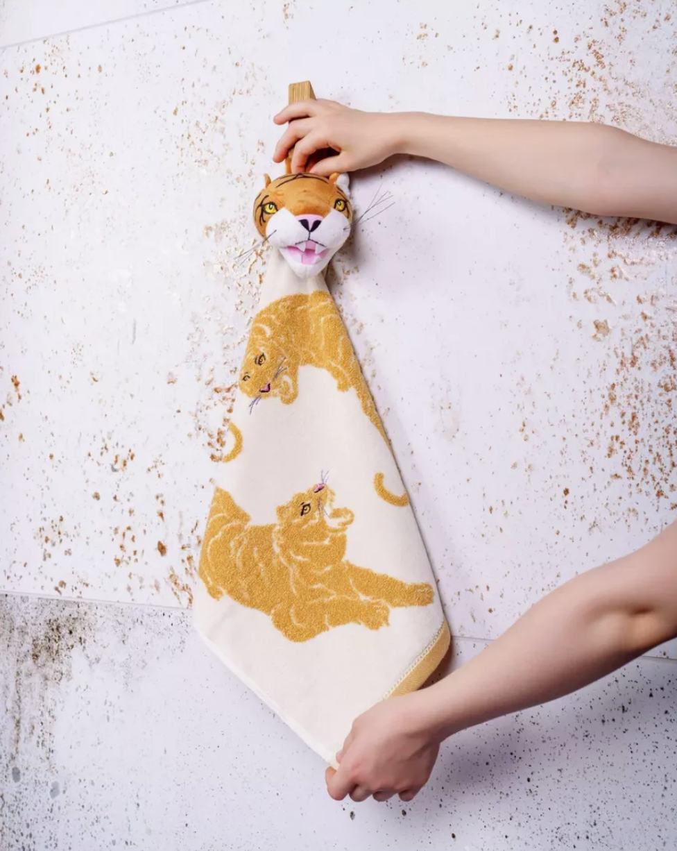 Детское полотенце для рук и лица с игрушкой тигр бежевое - фотография № 2