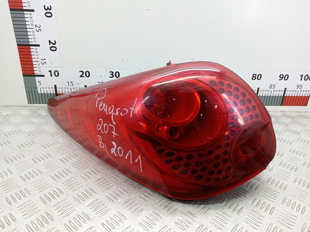 Фонарь задний левый Peugeot 207 6350CT арт. 2088440