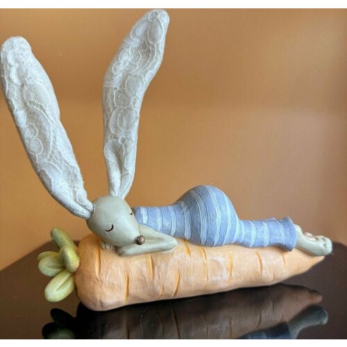Красивая статуэтка Кролик на морковке 195х45х165 см декор и интерьер в дом 2490₽