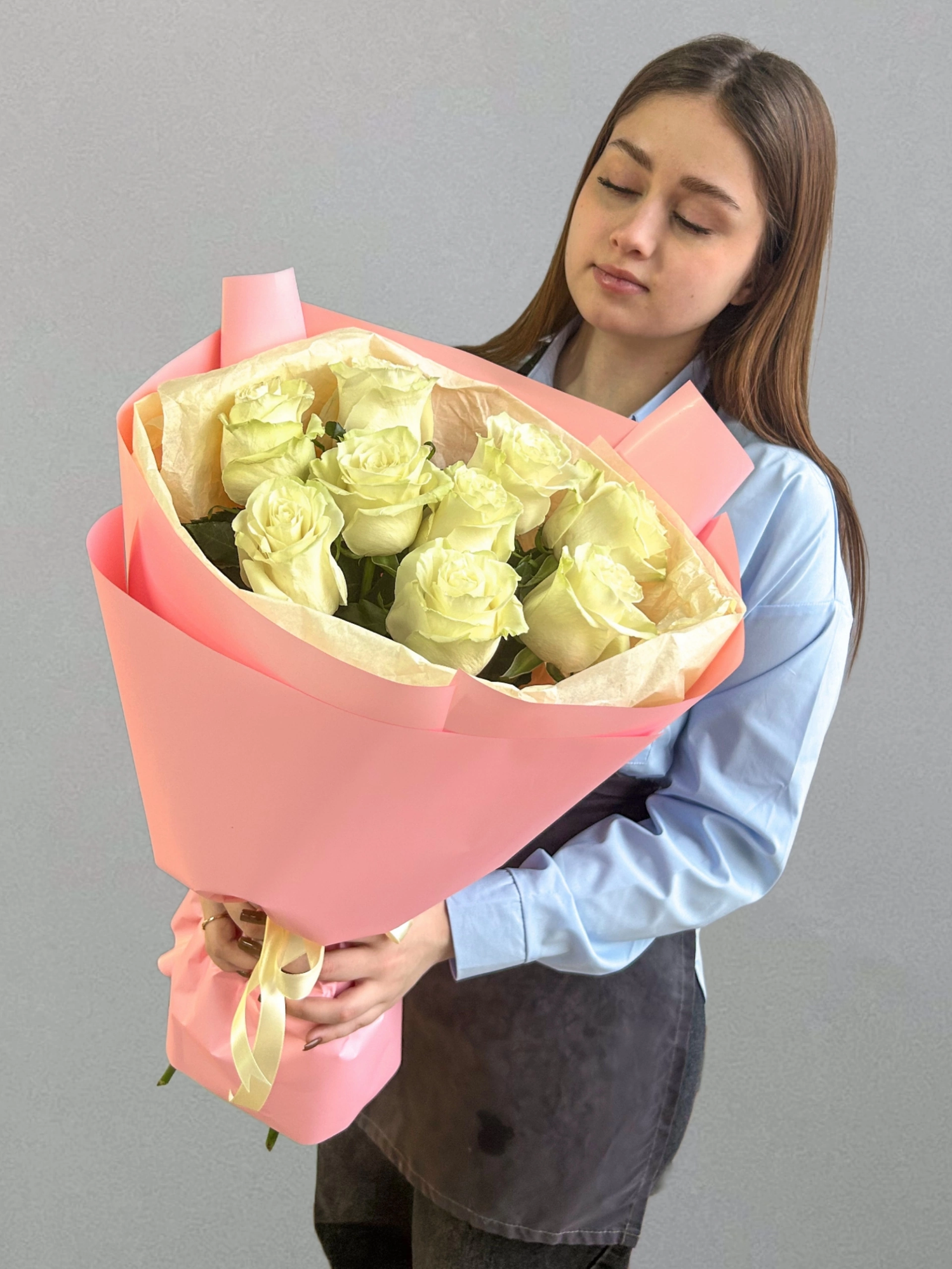 Монобукет из 9 премиальных белых роз Эквадор 50см в дизайнерской упаковке