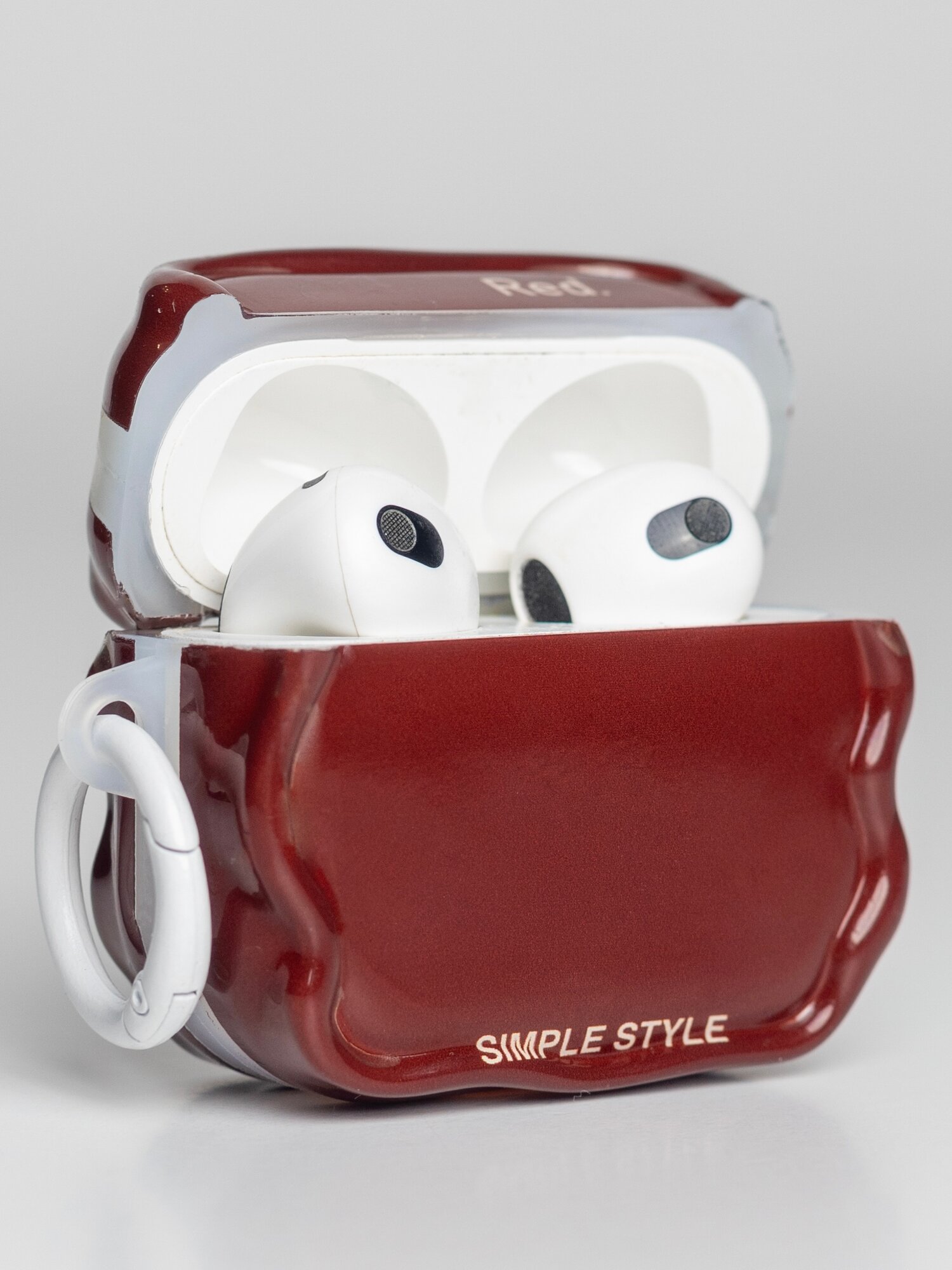 Чехол силиконовый красный на airpods 3 c карабином шарообразной формы — фото 1