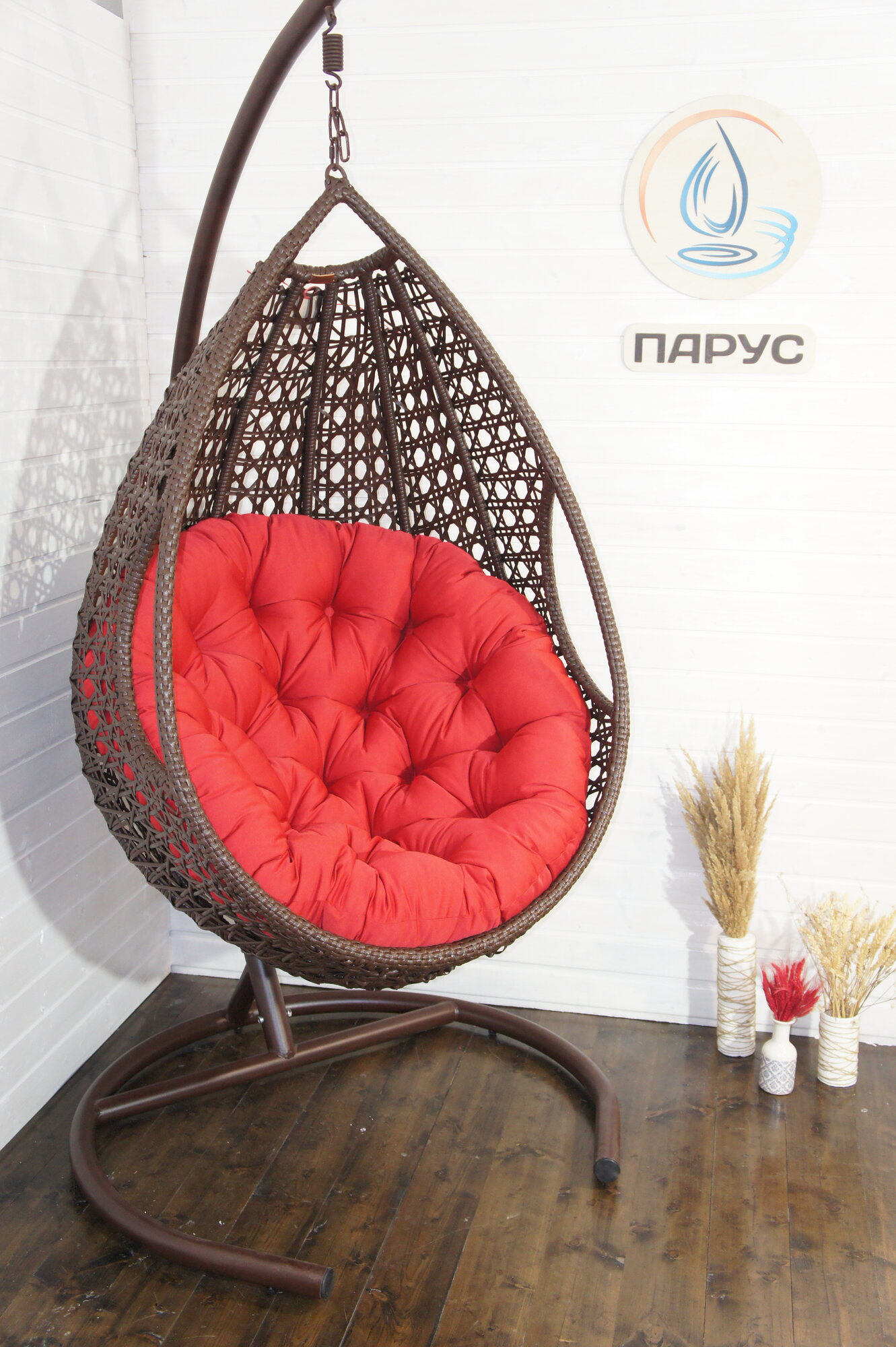 Подвесное кресло Олива коричневое с красной подушкой