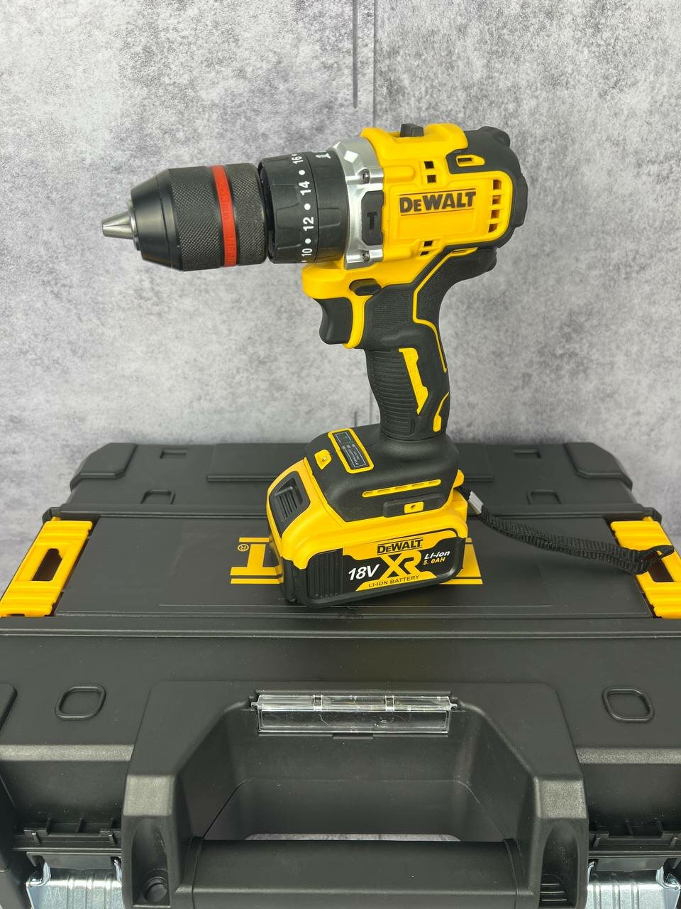 фото Аккумуляторный бесщеточный шуруповерт 18 В, 2 аккумулятора