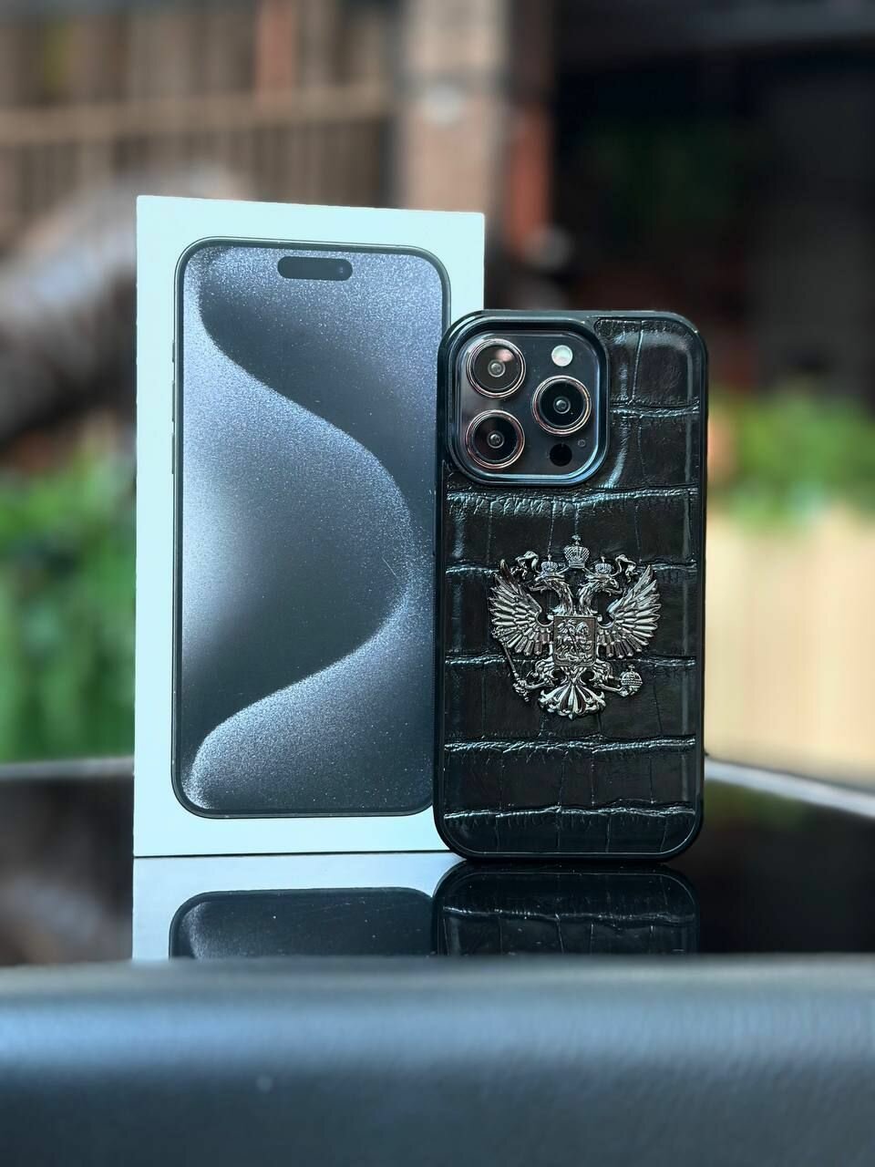Чехол 13 Pro Max эко кожа с объемным гербом России — фото 1