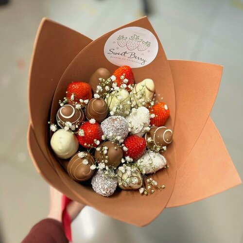 Изображение товара Букет из гипсофилы украшенный клубникой в шоколаде - "Сливочное мороженое" Sweet Berry