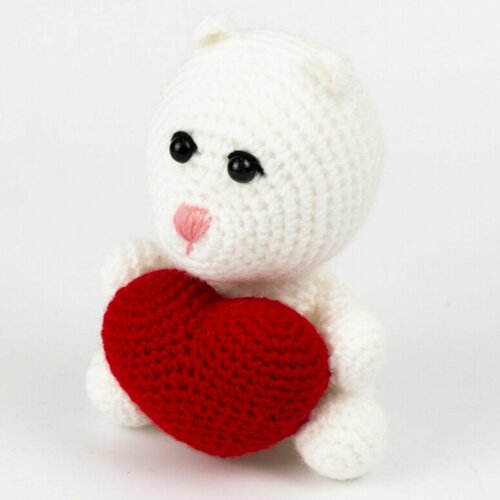 Игрушка ручной работы Белый влюблённый мишка от Надежды Богатовой Амигуруми плюшевая вязаная игрушка медведь 759₽