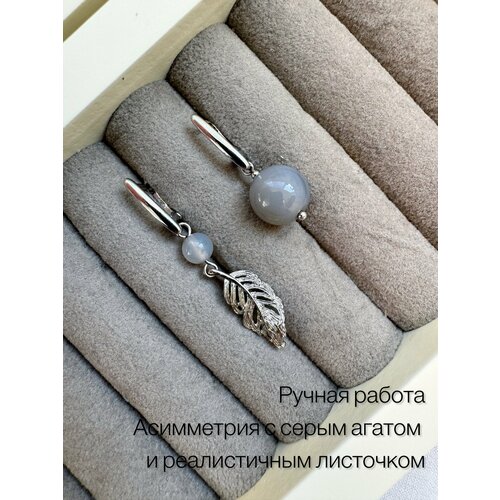 Серьги непарные  Серьги асимметрия с серым агатом и пером, ручная работа, родиевое покрытие, агат, размер 48 мм, серебряный, серый