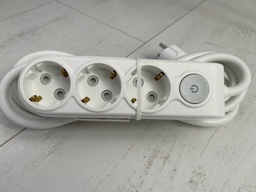 Изображение товара Удлинитель силовой 3х2.5мм2 белый, 3 розетки с кнопкой 6.0 метров.