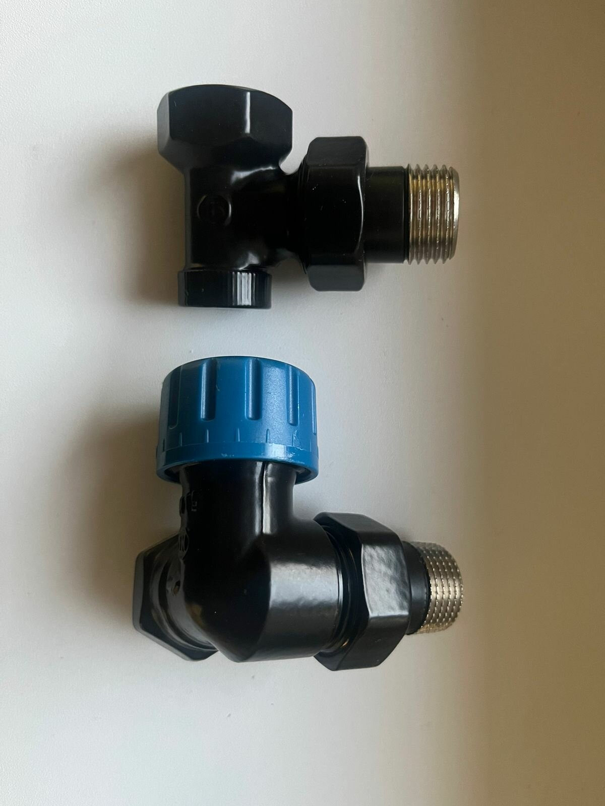 Комплект Schlosser термостатический правый, трёхосевой чёрный DN15 1/2 x GW 1⁄2 RAL 9005 (чёрный матовый) для подключения радиаторов