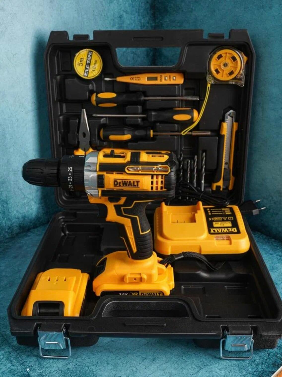 Шуруповерт аккумуляторный Dewalt 21V 2 АКБ Дрель-шуруповерт Деволт с набором инструментов