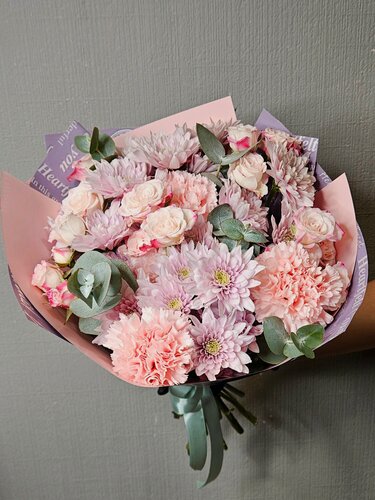 Изображение товара Букет с пастельной кустовой хризантемой, кустовой розовой розой, диантусом и эвкалиптом «Лавандовый сон»