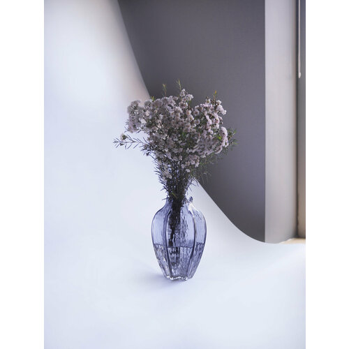 Фигурная ваза из стекла с фиолетовым оттенком